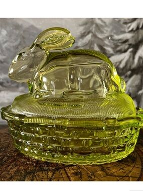 Vintage L.E. Smith Rabbit Covered Dish Green Glass Bunny Nest Candy Dish Easter